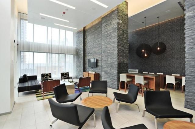 Square One Fully Furnished Suite Mississauga Ngoại thất bức ảnh