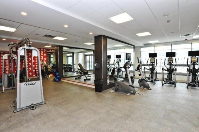 Square One Fully Furnished Suite Mississauga Ngoại thất bức ảnh