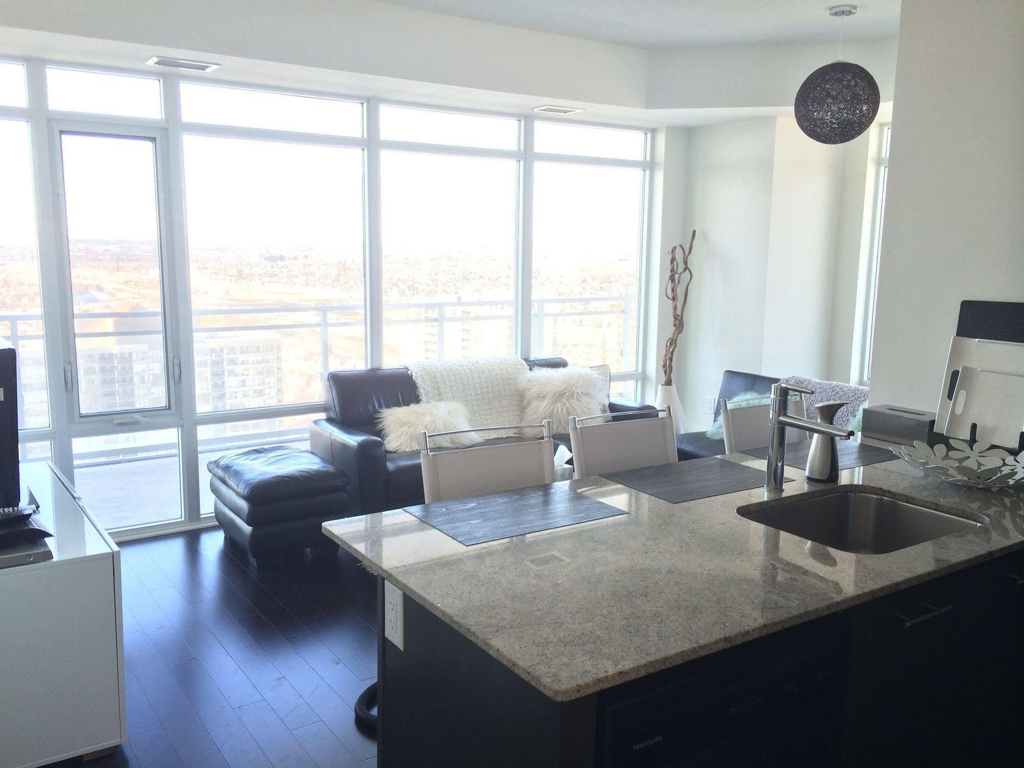 Square One Fully Furnished Suite Mississauga Ngoại thất bức ảnh